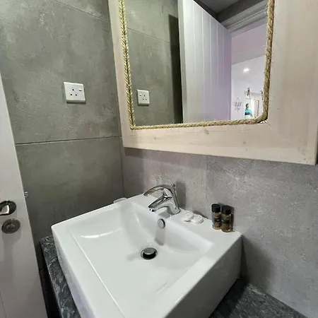 Ocean Dreams - By The Harbour 4*