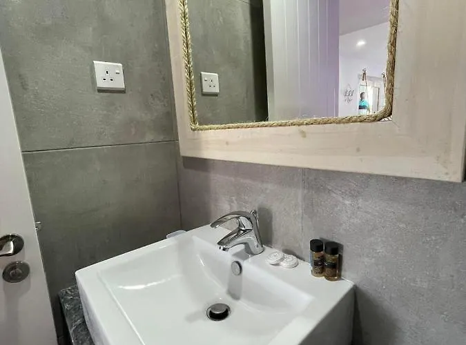 Ocean Dreams - By The Harbour 4*